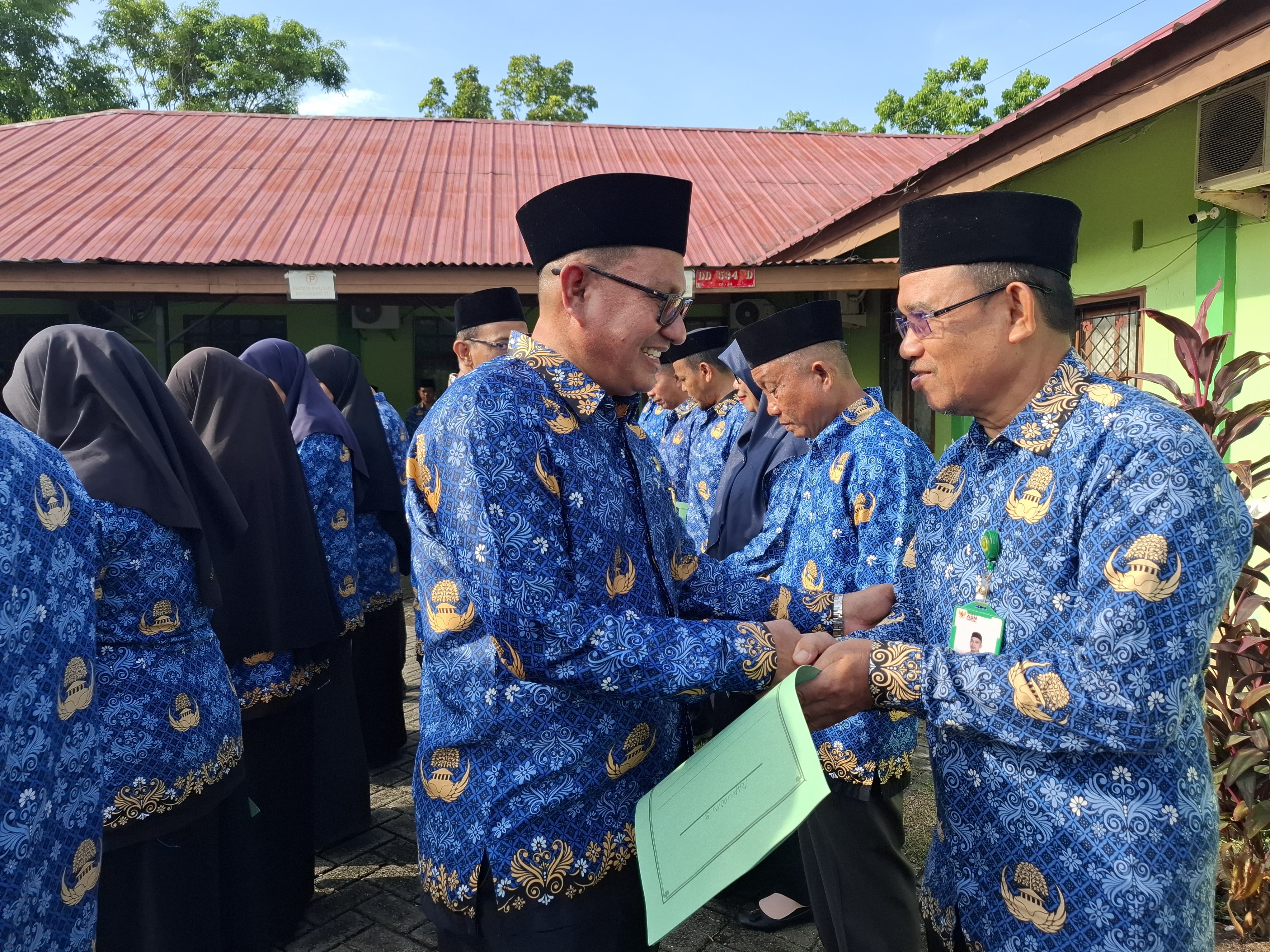 PC. APRI Maros Ikuti HKN, Kemenag Maros Serahkan SK Kenaikan Pangkat.