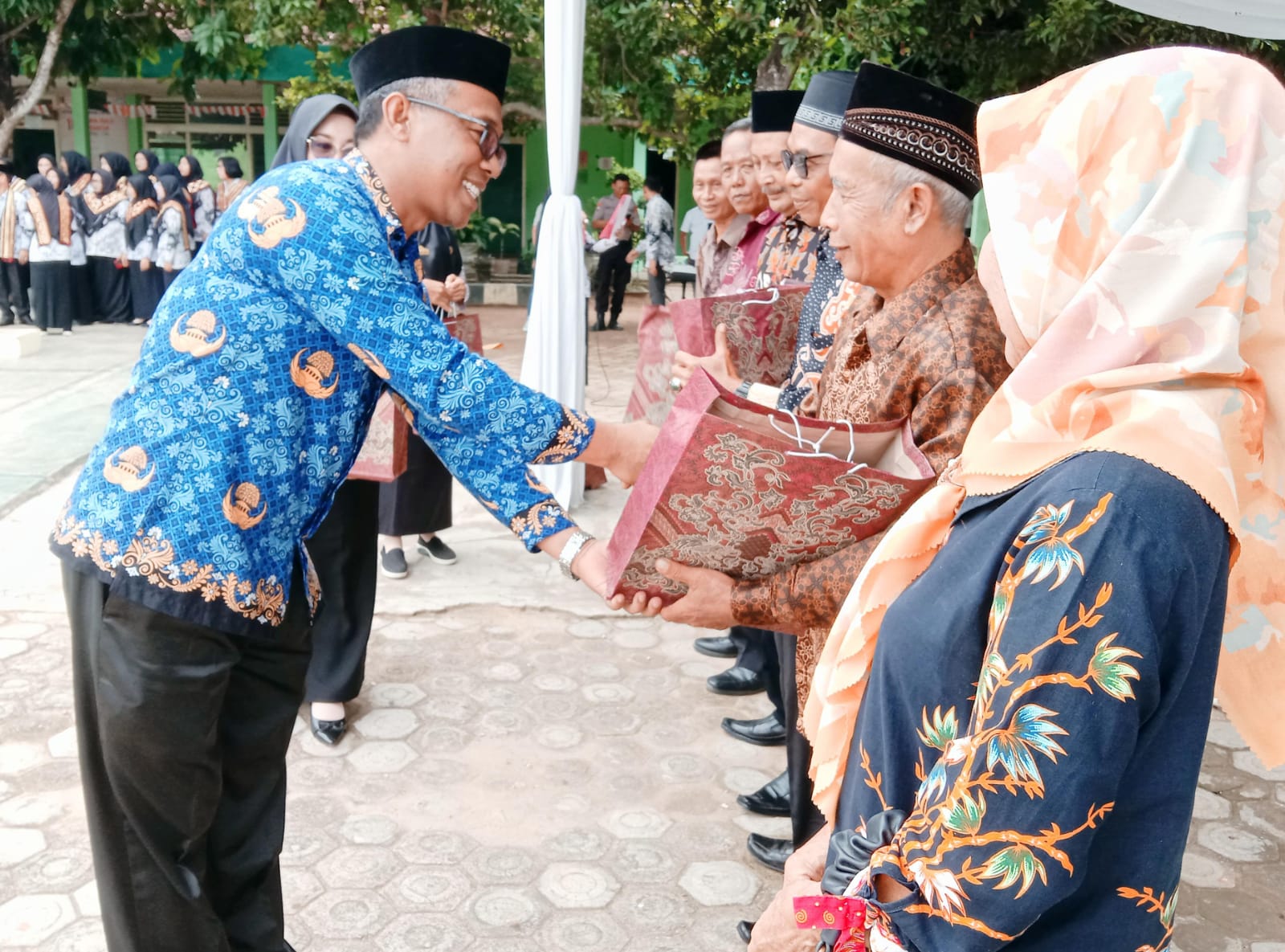 Gema Penghormatan: KUA Batanghari dan Dewan Guru Rayakan Hari Guru Nasional dengan Khidmat