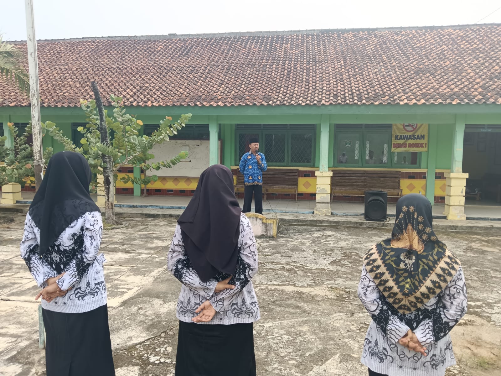 Penghulu KUA Margatiga Lampung Timur Menjadi Pembina Upacara Hari Guru Nasional di SMP Negeri 1 Margatiga