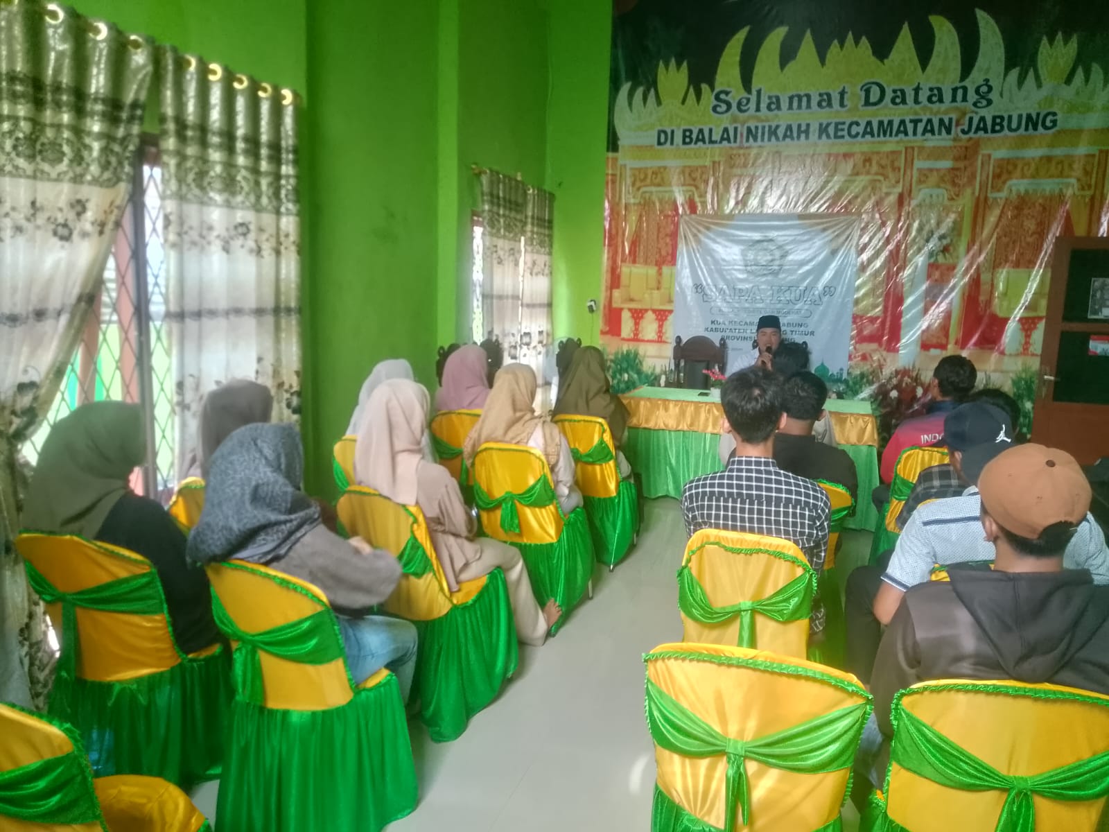 Penyuluh Agama Islam KUA Jabung, Nur Hidayat, S.H., Berikan Bimbingan Perkawinan kepada 8 Pasang Calon Pengantin di Aula KUA Jabung