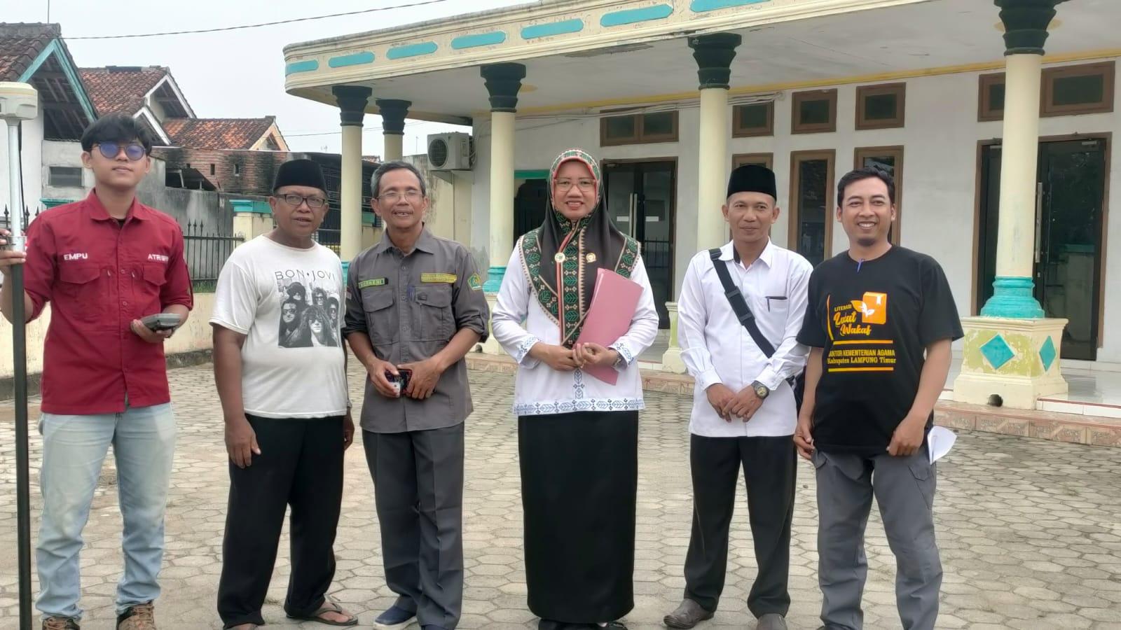 Langkah Digitalisasi Wakaf: PAIF KUA Sukadana Serahkan AIW Elektronik dan Awasi Pengukuran Tanah Musholla Al Jihad