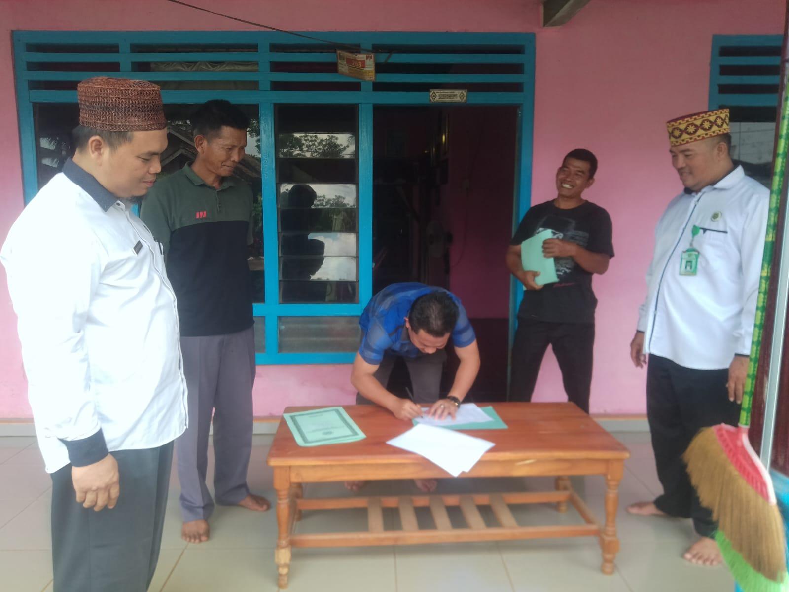 Senyum Bahagia Nadzir Desa Gunung Sugih Kecil: Sebuah Tanda Pengakuan untuk Tanah Wakaf yang Terjaga