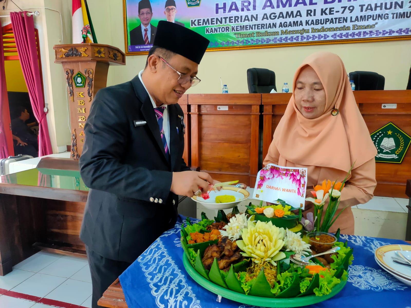 H. INDRA JAYA POTONG TUMPENG KERUKUNAN HAB KE-79: SIMBOL KERUKUNAN DAN HARAPAN UNTUK INDONESIA MAJU