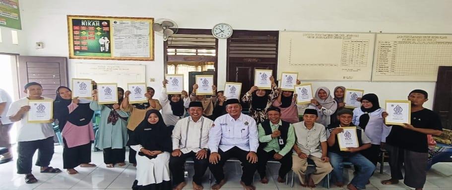 KEPALA KANTOR KEMENTERIAN AGAMA KABUPATEN LANGKAT  SERAHKAN SERTIFIKAT HALAL BAGI PELAKU UMKM DI KECAMATAN SELESAI