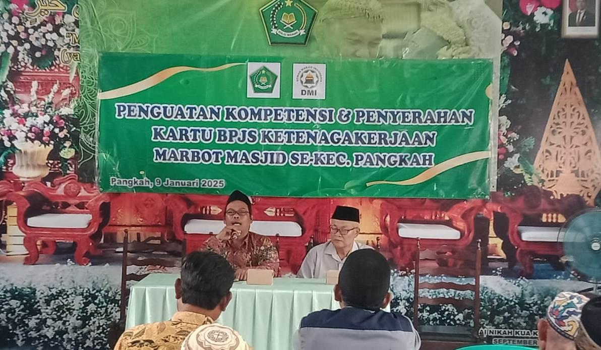 Gandeng DMI, KUA Pangkah Gelar Kegiatan Peningkatan Kompetensi dan Penyerahan Kartu BPJS Ketenagakerjaan Marbot Masjid