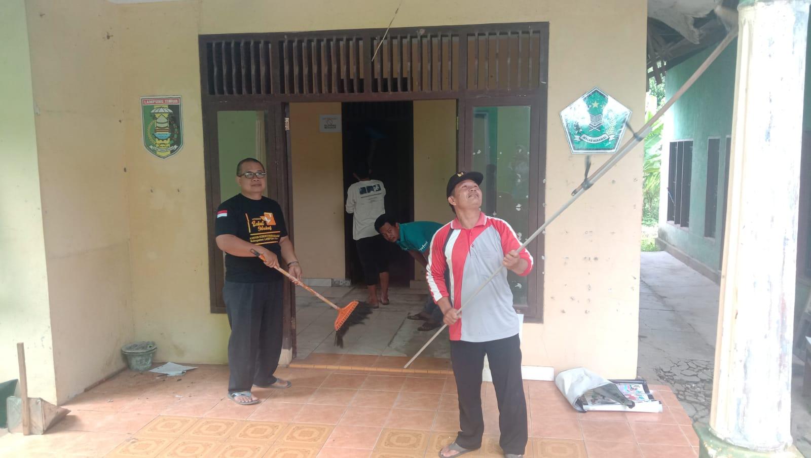 Semangat Kebersamaan: KUA Raman Utara Gelar Giat Jum'at Bersih