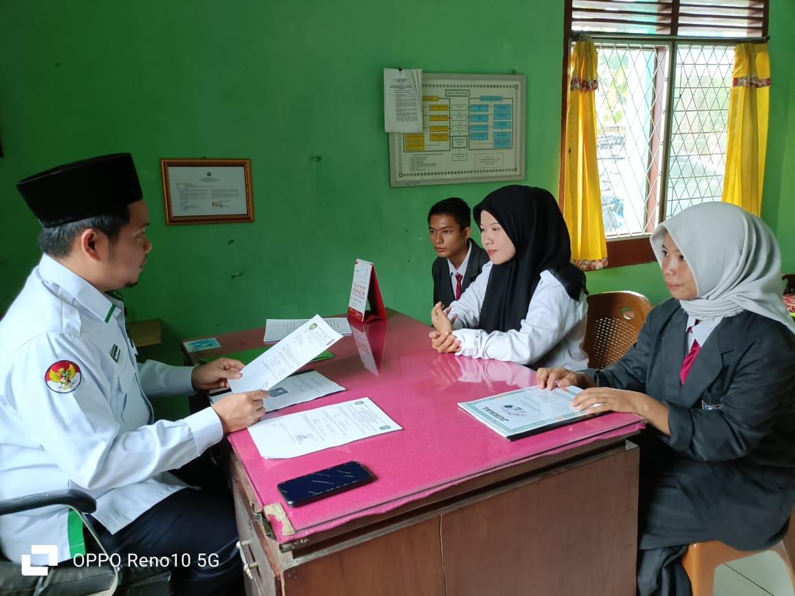 Kepala KUA Gunung Megang Terima Siswi PKL