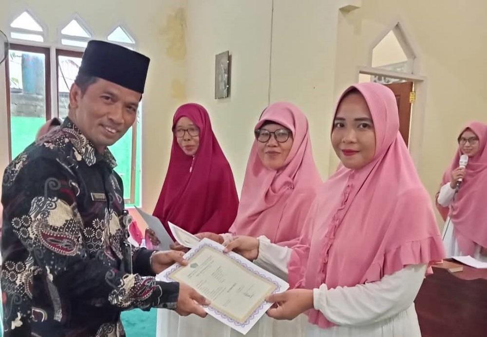 KUA Rengat Barat Serahkan Sertifikat BKMT ke Majelis Taklim sebagai Upaya Penguatan Keberagamaan