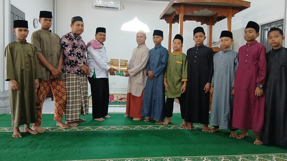 Ka. KUA Rambah Salurkan Wakaf Al Qur'an Kepada Pengurus Masjid Sujjadah 