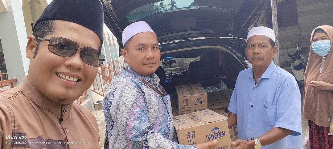 Raih Berkah Ramadhan, KUA Kecamatan Pujud Bagikan Air Mineral Kepada 3 Pondok Pesantren