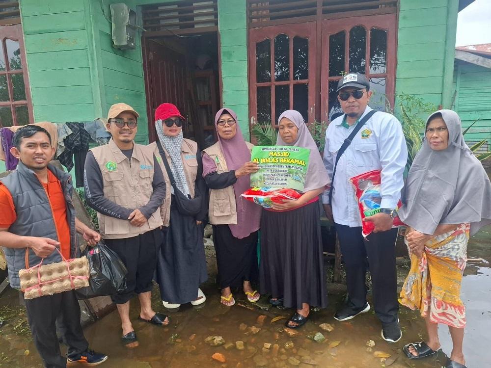 Peduli Korban Banjir, KUA Rumbai Pesisir Salurkan Bantuan