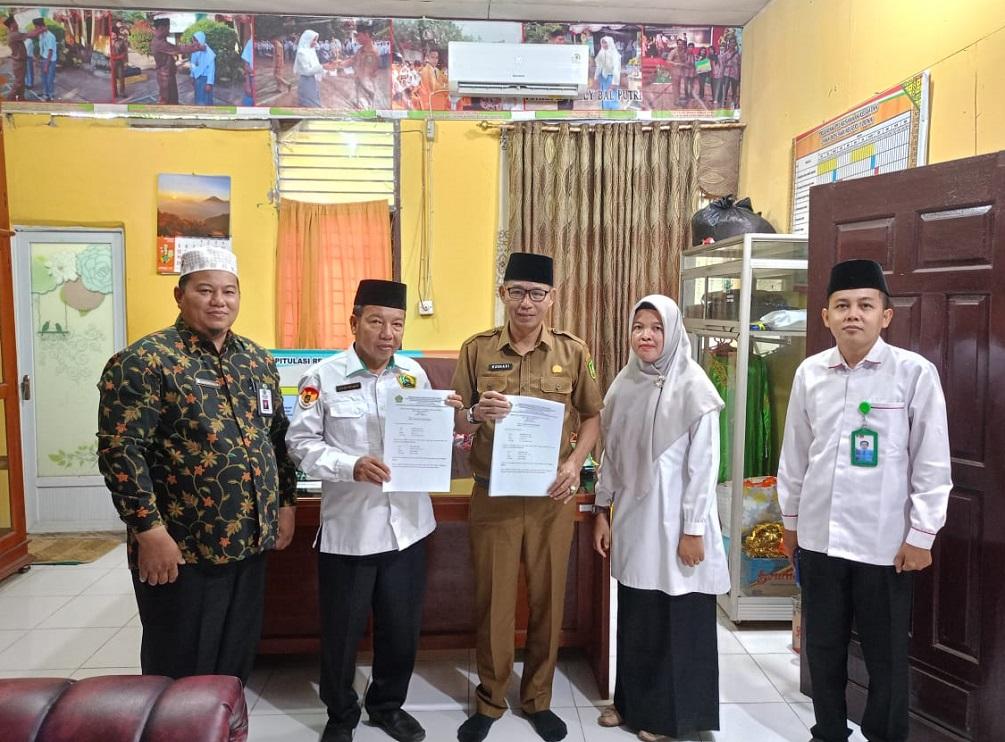 Kepala KUA Kecamatan Benai dan Kepala SMKN 1 Benai Tandatangani MoU BRUS Tahun 2025