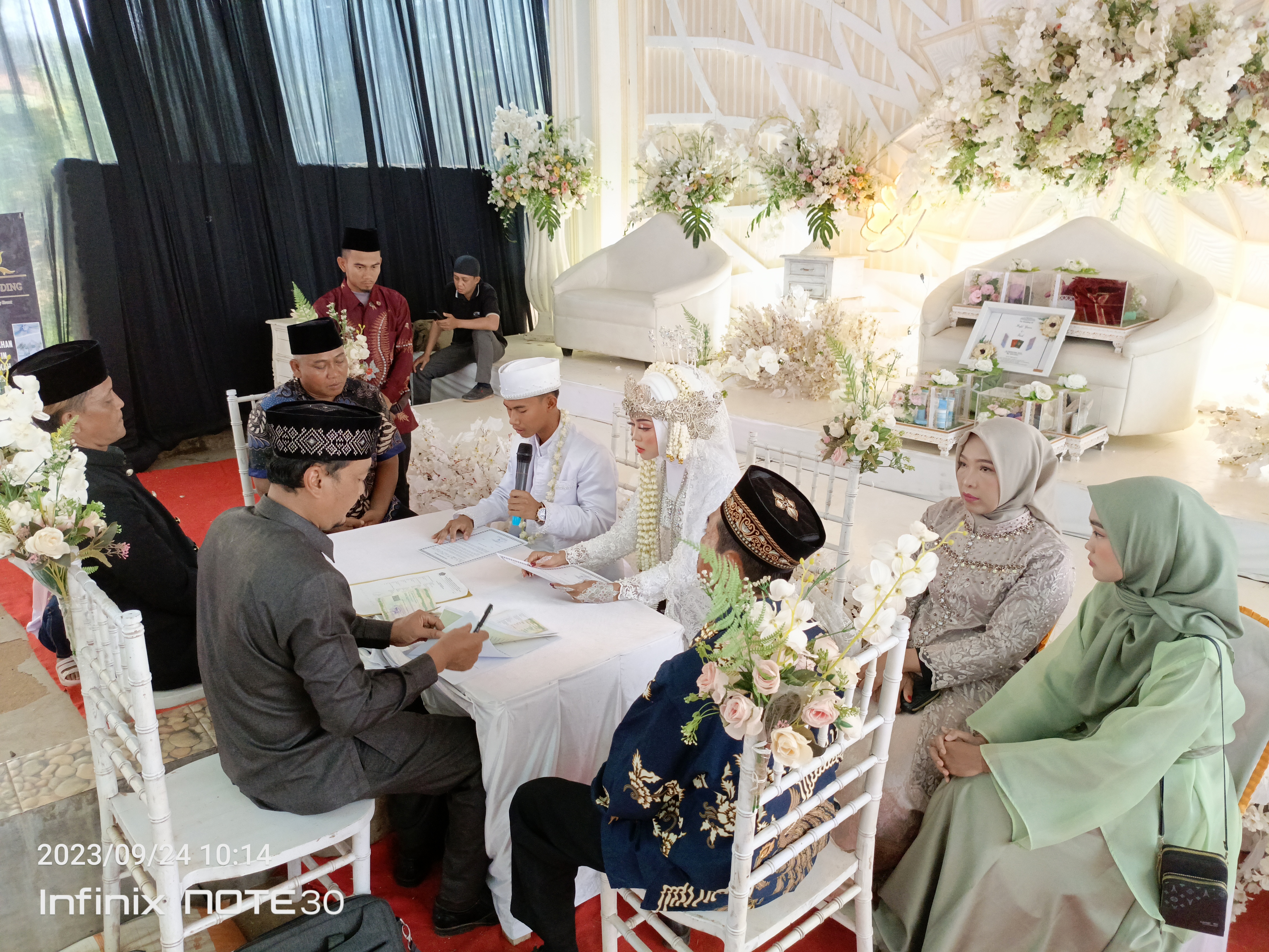 Nasehat penghulu untuk pasangan pengantin. 