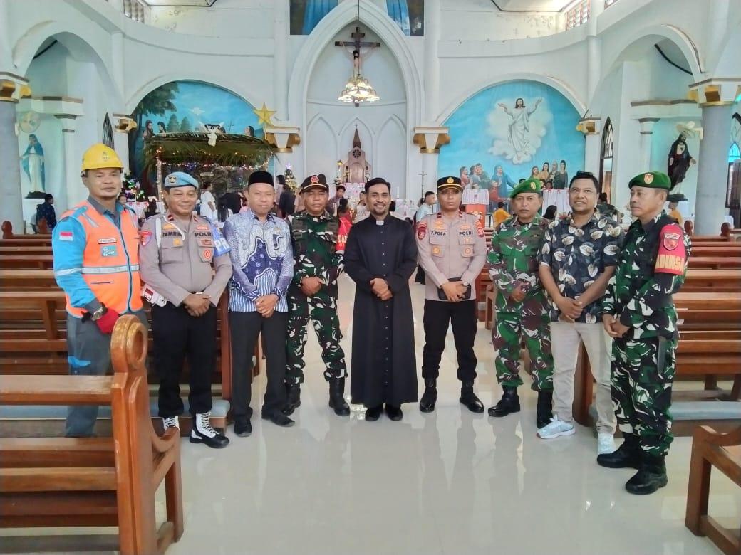 Pasca Ibadah Natal, KUA Mangoli Utara Bersama DANRAMIL dan KAPOLSEK Kunjungi Gereja di Falabisahaya